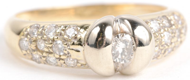 Een 18 karaats geel gouden ring bezet met diamanten met een gezamenlijk gewicht van ± 0,70 ct.