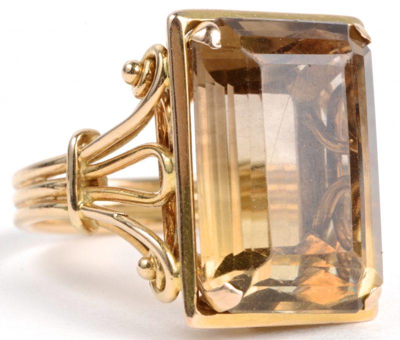 Een 18 karaats geel gouden ajour ring bezet met een rookkwarts van ± 12 ct.