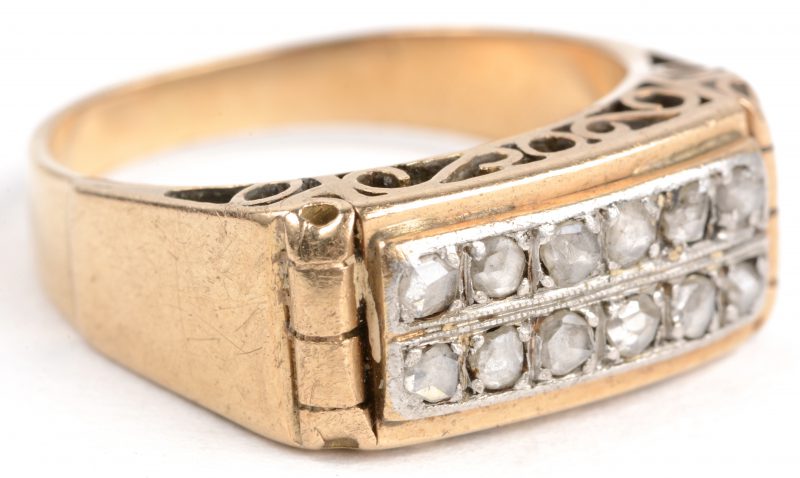 Een 18 karaats wit en geel gouden ring bezet met diamanten oude slijp met een gezamenlijk gewicht van ± 0,24 ct.