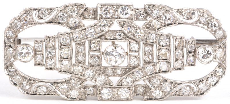 Een art deco platina broche bezet met diamanten met een gezamenlijk gewicht van ± 3,50 ct.