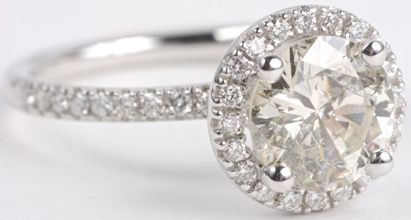 Een 18 karaats wit gouden ring bezet met diamanten met een gezamenlijk gewicht van ± 0,36 ct. en een centrale solitair van ± 1,88 ct. K p2.