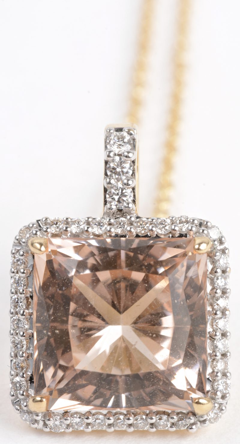 Een 18 karaats geel gouden ketting met hanger bezet met diamanten met een gezamenlijk gewicht van ± 0,36 ct. en een centrale morganiet van ± 4,30 ct.