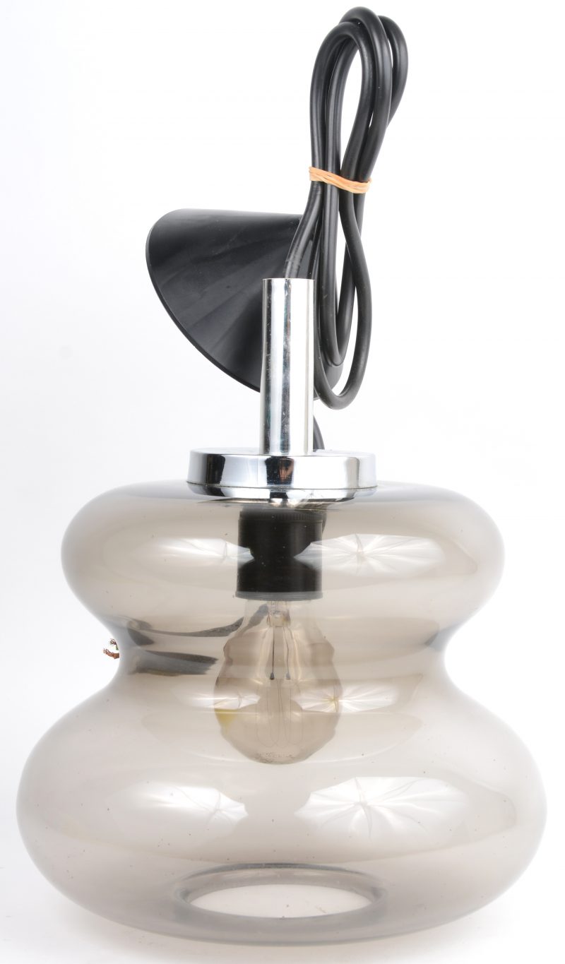 Een vintage hanglamp met rookgrijze glazen kap. Jaren ‘60.