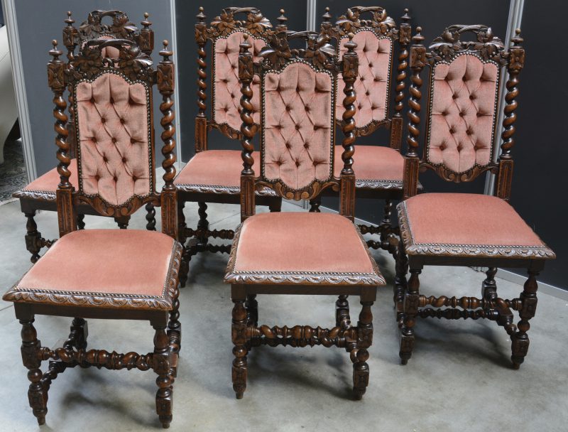 Een serie van zes stoelen van gebeeldhouwd eikenhout bekleed met roze fluweel. Renaissancestijl.