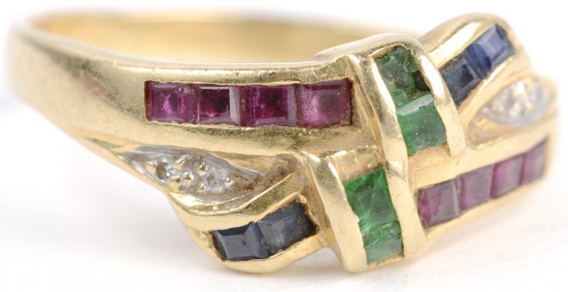 Een 18 karaats geel gouden ring bezet met robijn, smaragd en saffier baguetten met een gezamenlijk gewicht van ± 0,50 ct. en vier kleine diamantjes.