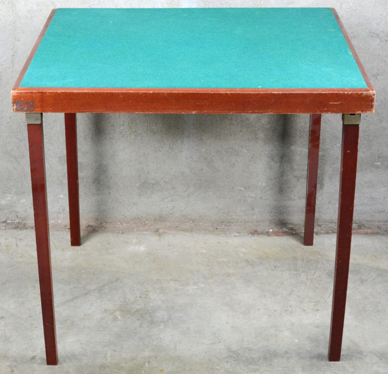 Een opklapbare bridgetafel met vilten speelblad.