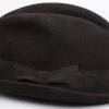 Een lot, bestaande uit een oude hoedendoos, een hoed van Borsalino en een houten hoedenvorm.