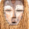 Een Afrikaans masker van hout en stro. Op metalen staander.