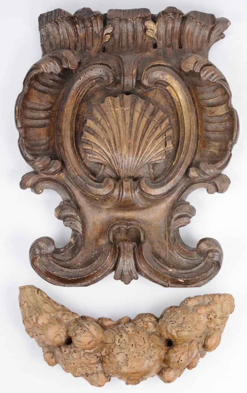 Twee gebeeldhouwd houten ornamenten, waarbij één in Lodewijk XV-stijl met en schelp.