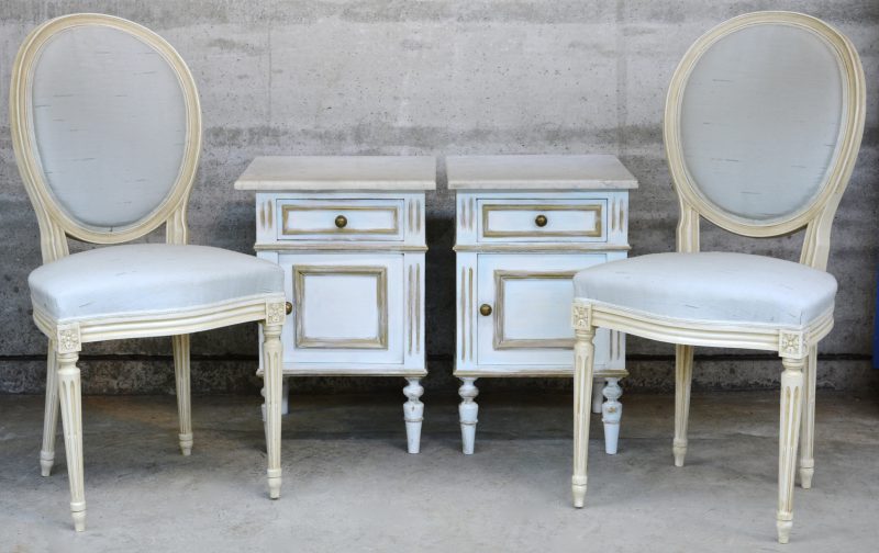 Een paar stoelen en een paar nachtkastjes van witgepatineerd hout met marmeren blaadjes in Lodewijk XVI-stijl.