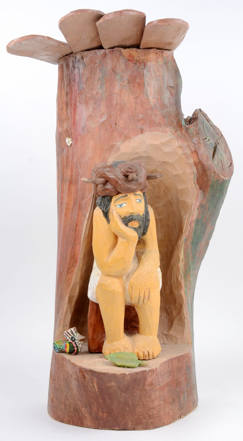 “Zittende Christus”. Een gebeeldhouwd en gepolychromeerd houten kunstwerk. Achteraan gesigneerd en gedateerd 1998.