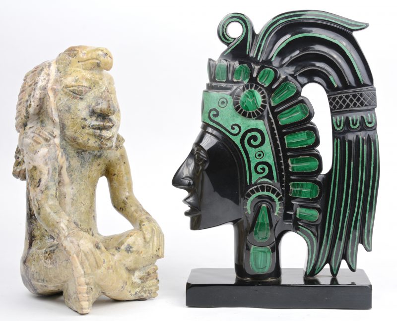 Een paar Mexicaanse beelden, bestaande uit een zittende figuur met arend van jade en een stamhoofd van arduin en malachiet.