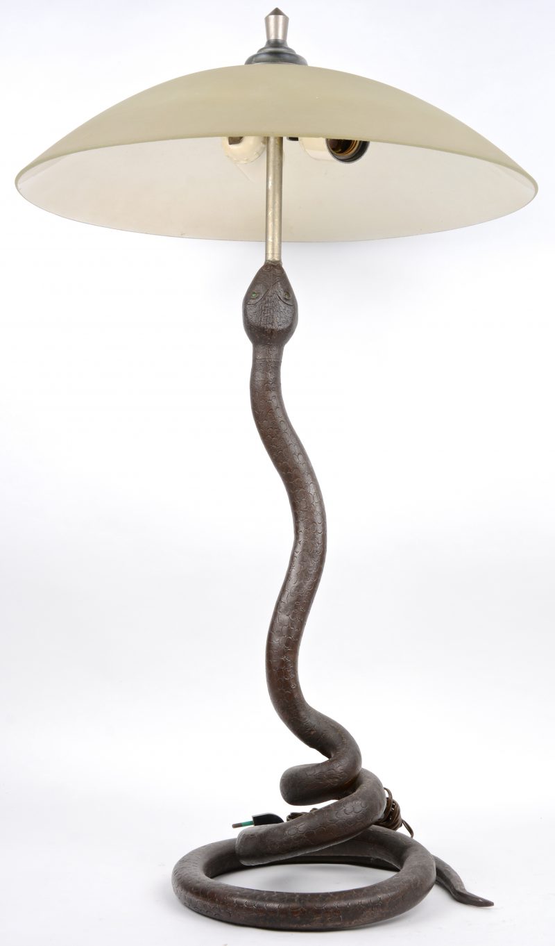 Een bronzen lampvoet in de vorm van een slang. Met glazen kap.