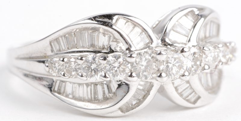 Een 18 karaats wit gouden ring bezet met diamanten en baguetten met een gezamenlijk gewicht van ± 1,18 ct.