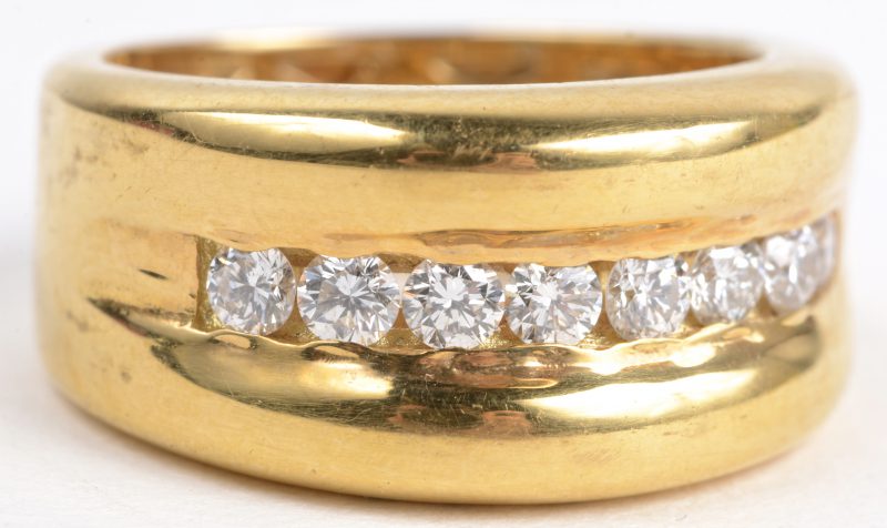 Een 18 karaats geel gouden ring bezet met diamanten met een gezamenlijk gewicht van ± 0,58 ct.