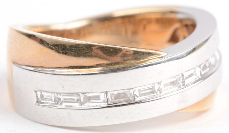 Een 18 karaats wit en roze gouden ring bezet met diamant baguetten met een gezamenlijk gewicht van ± 0,42 ct.