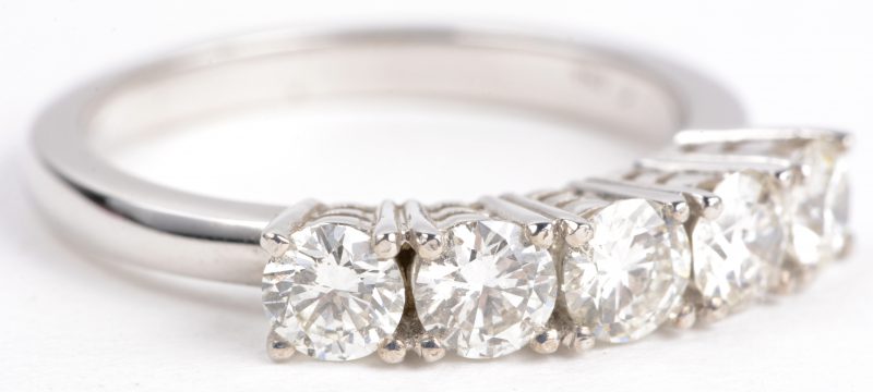Een 18 karaats wit gouden ring bezet met diamanten met een gezamenlijk gewicht van ± 1,18 ct.