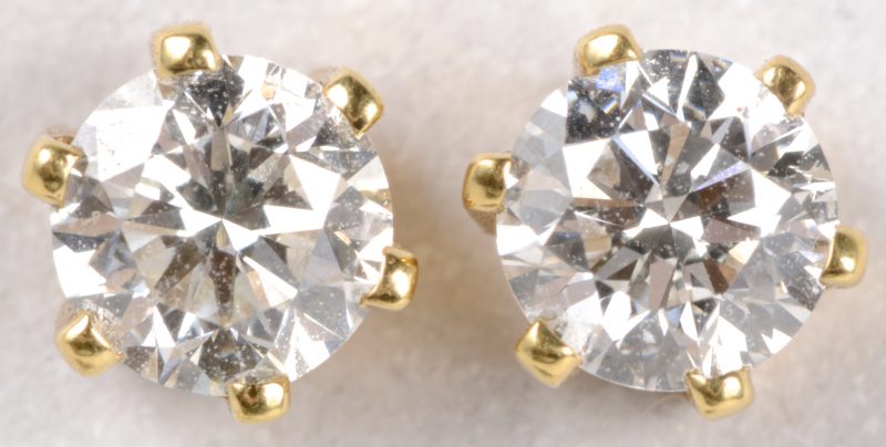 Een paar 18 karaats geel gouden oorbellen bezet met diamanten met een gezamenlijk gewicht van ± 0,46 ct.
