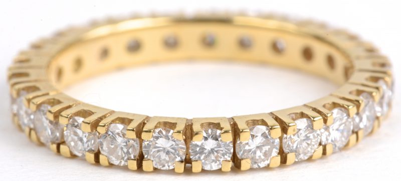 Een 18 karaats geel gouden alliance bezet met diamanten met een gezamenlijk gewicht van ± 1,08 ct.