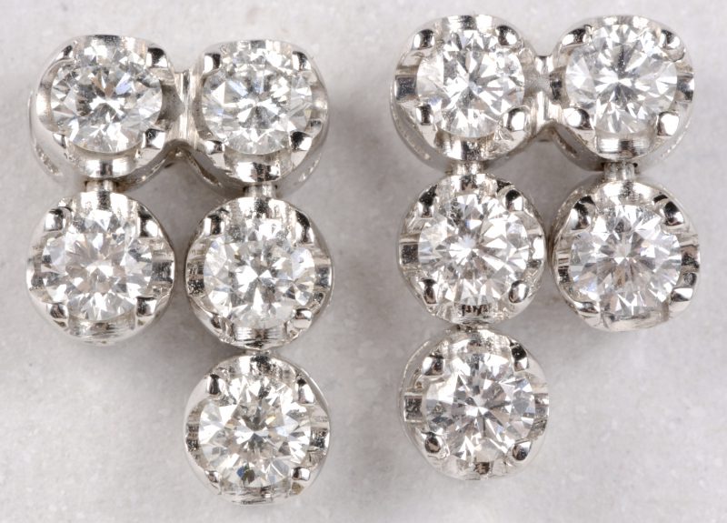Een paar 18 karaats wit gouden oorbellen bezet diamanten met een gezamenlijk gewicht van ± 0,94 ct.