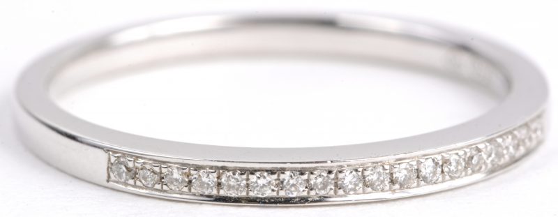 Een 18 karaats wit gouden ring bezet diamanten met een gezamenlijk gewicht van ± 0,12 ct.