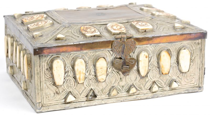 Een deels verzilverd koperen kistje, versierd met ingelegde motieven van been.