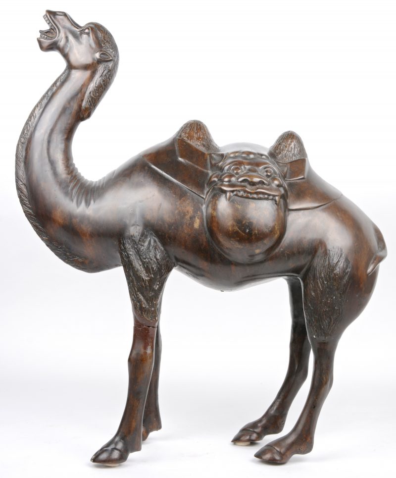 Een bronzen kameel. Poten gerestaureerd.