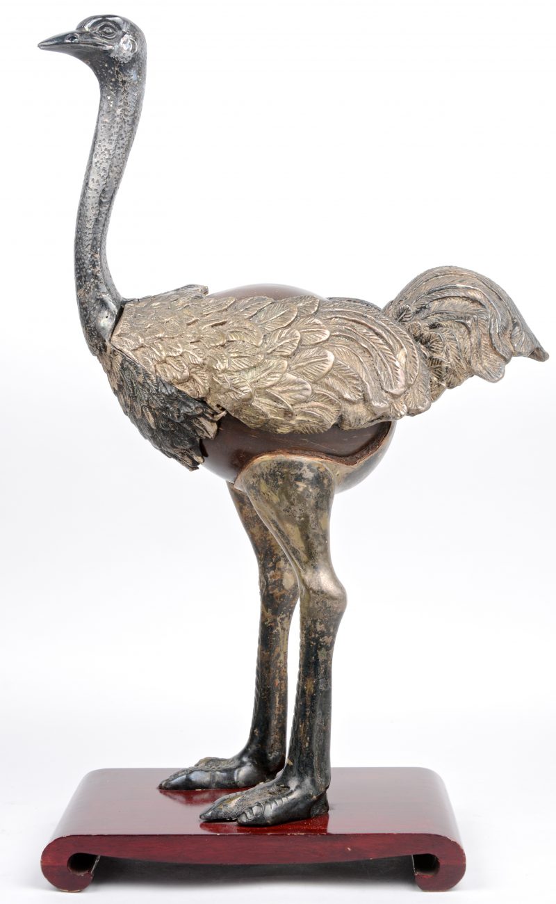 Een bronzen struisvogel met een kokosnoot als lijf.