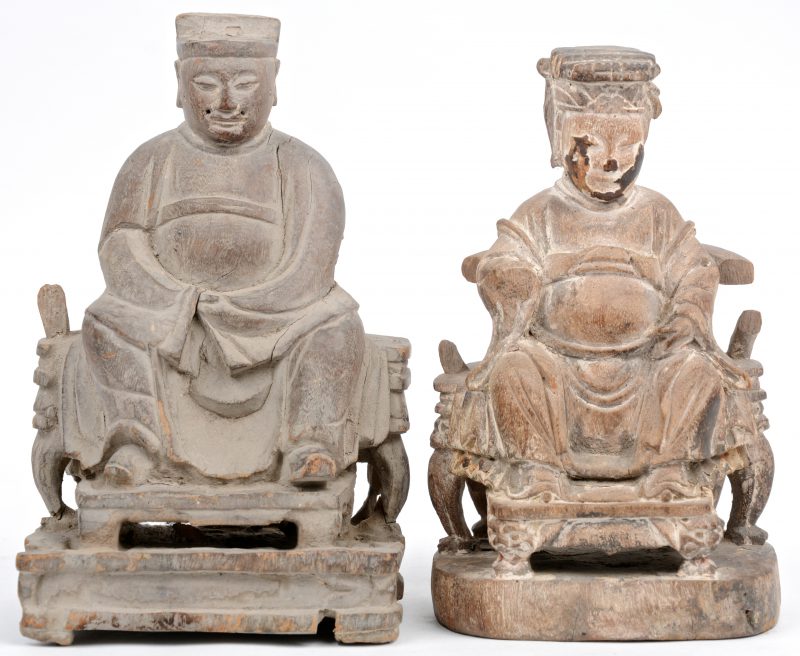 Twee keizersbeeljes van gebeeldhouwd hout. China, eerste helft XXe eeuw.