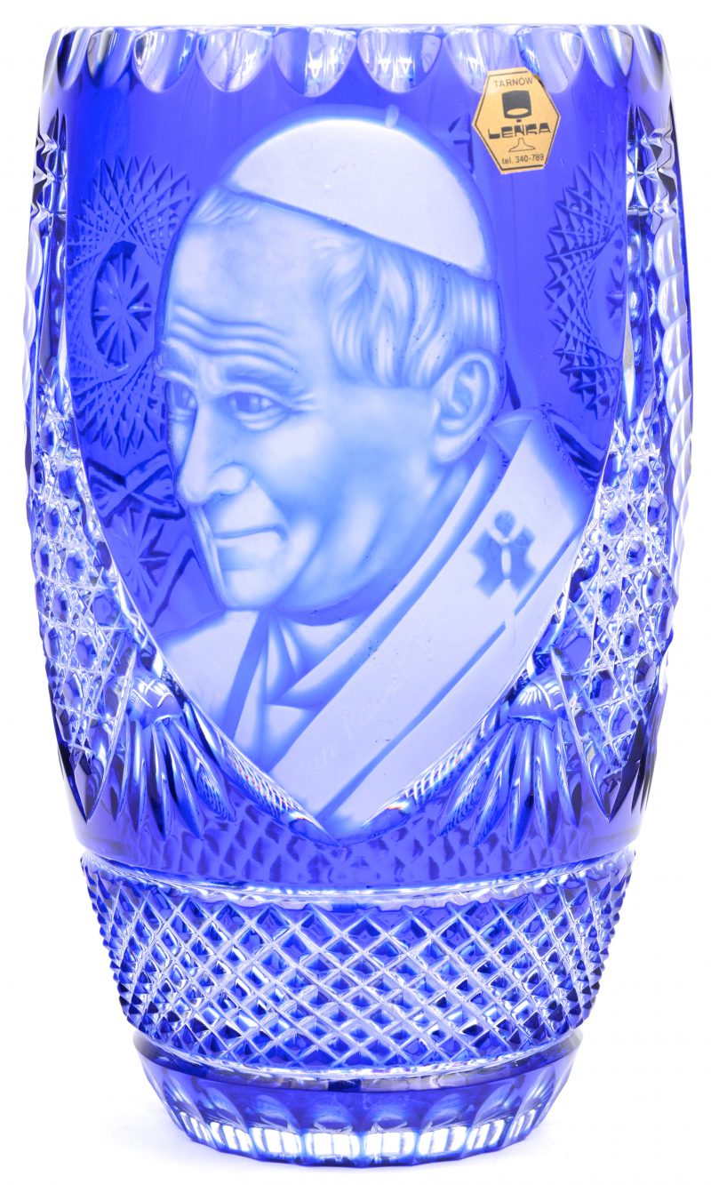 Vaas van geslepen kristal, blauw gekleurd in de massa, met afbeelding van Paus Johannes Paulus II. Gemerkt met label.