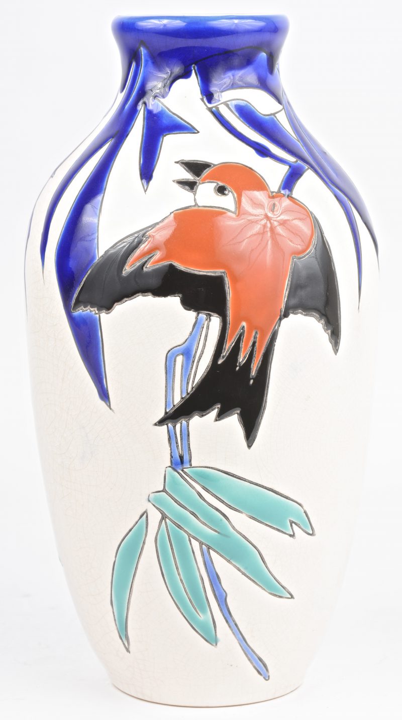 Art nouveau vaas van aardewerk met polychroom decor van zwaluwen. Onderaan gemerkt en genummerd : decor 1322, model 806.