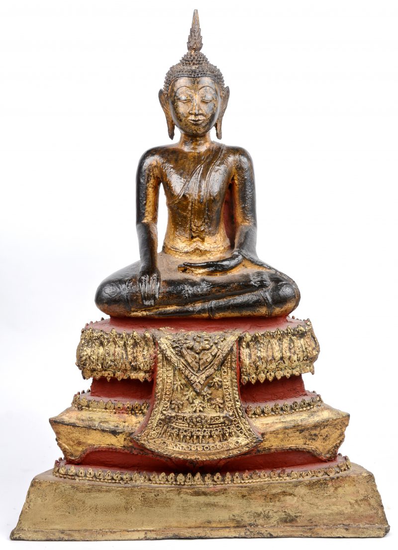 Een antieke zittende Boeddha van verguld en gepatineerd brons.