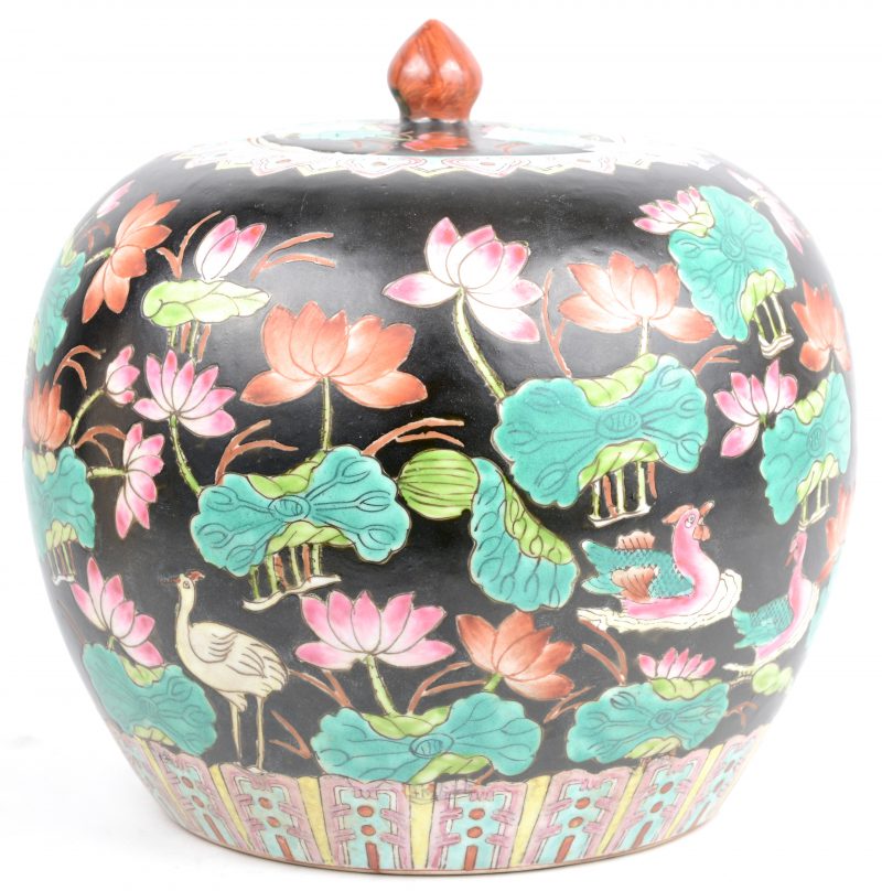 Een gemberpot van Chinees porselein met een meerkleurig decor van bloemen en vogels op zwarte fond. Onderaan gemerkt.