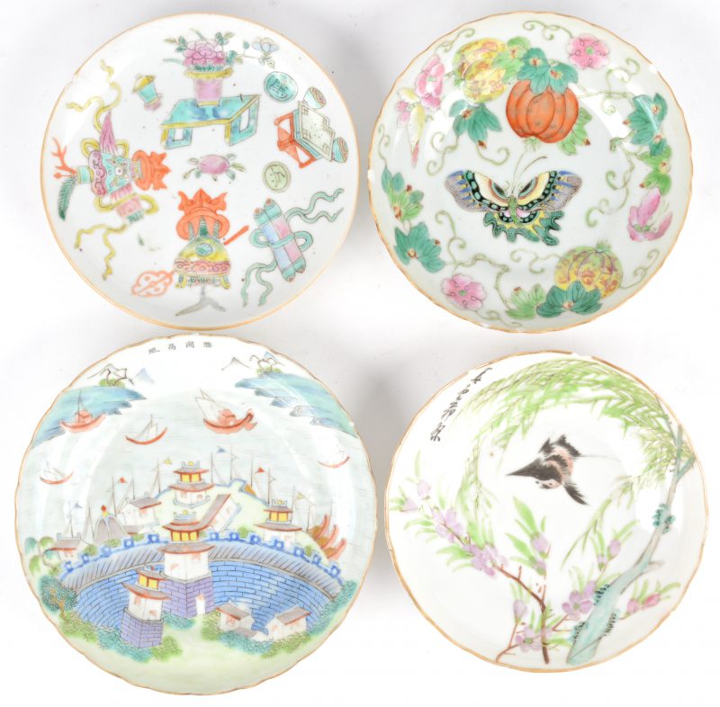 Vier verschillende schoteltjes van Chinees porselein met meerkleurige decors. Allen gemerkt onderaan. XIXe eeuw. Enkele kleine randschilfers.