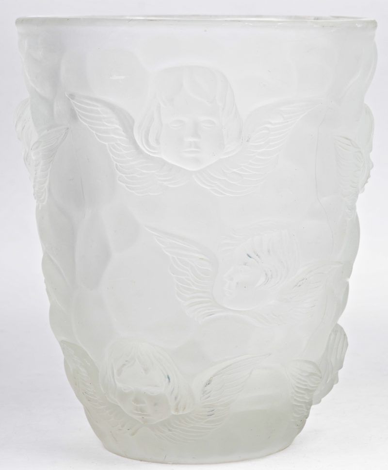 Een vaas van gesatineerd glas met een reliëfdecor van engelen.
