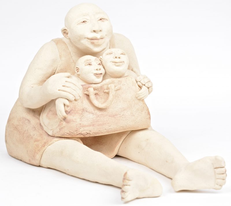 “Moeder en kinderen”. Beeldje van aardewerk. Gemonogrammeerd L.B.