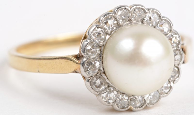 Een 18 karaats wit gouden ring bezet met een diamanten met een gezamenlijk gewicht van ± 0,30 ct.