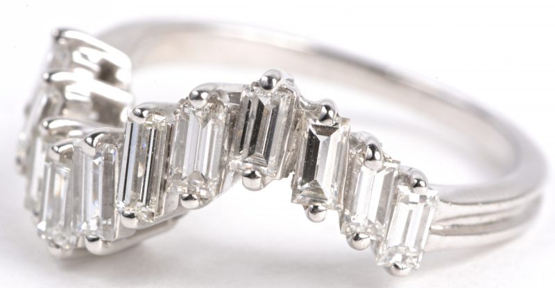 Een 18 karaats wit gouden ring bezet met diamant baguetten met een gezamenlijk gewicht van ± 0,60 ct.