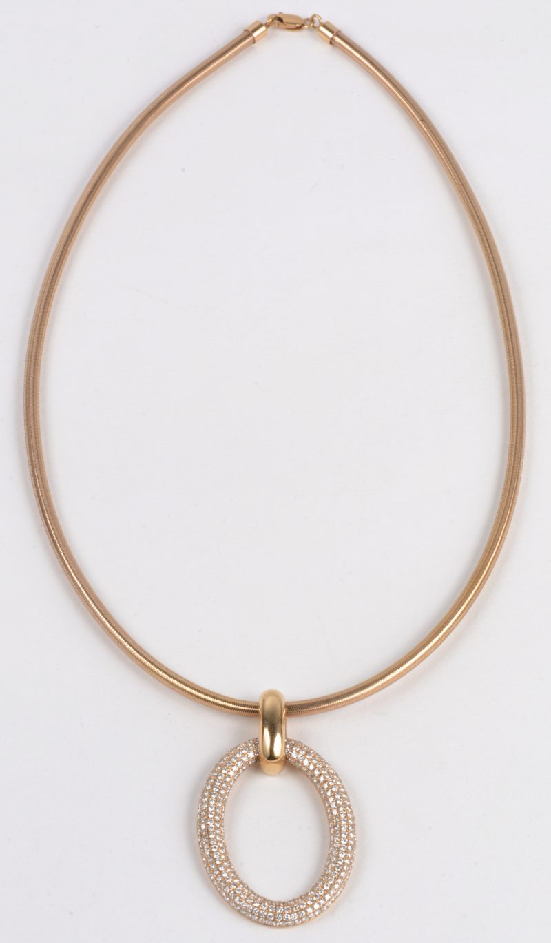 Een 18 karaats roze gouden geweven halssnoer met afneembare hanger bezet met diamanten met een gezamenlijk gewicht van ± 4 ct.