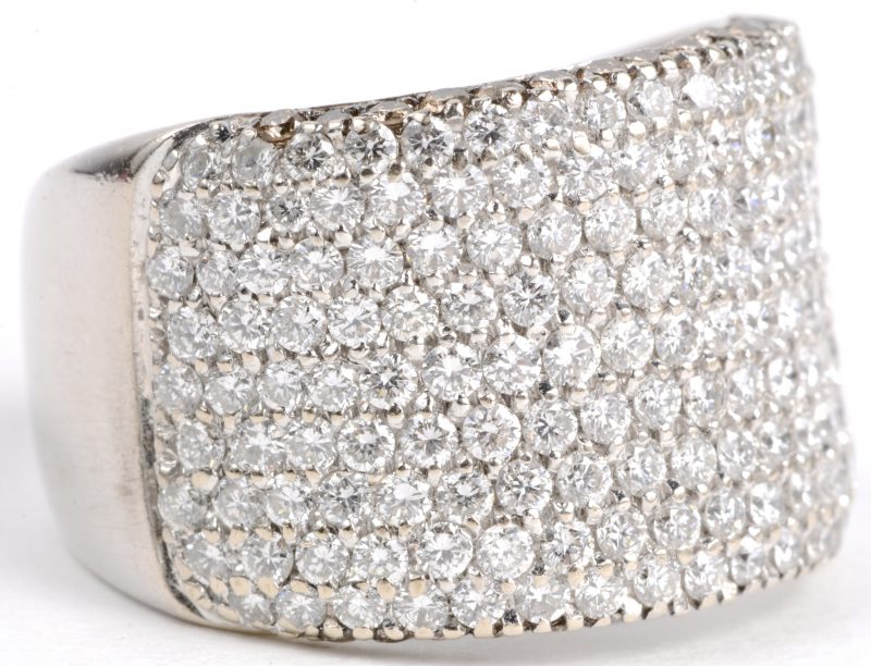 Een 18 karaats wit gouden ring bezet met witte en cognac kleurige diamanten met een gezamenlijk gewicht van ± 4 ct.