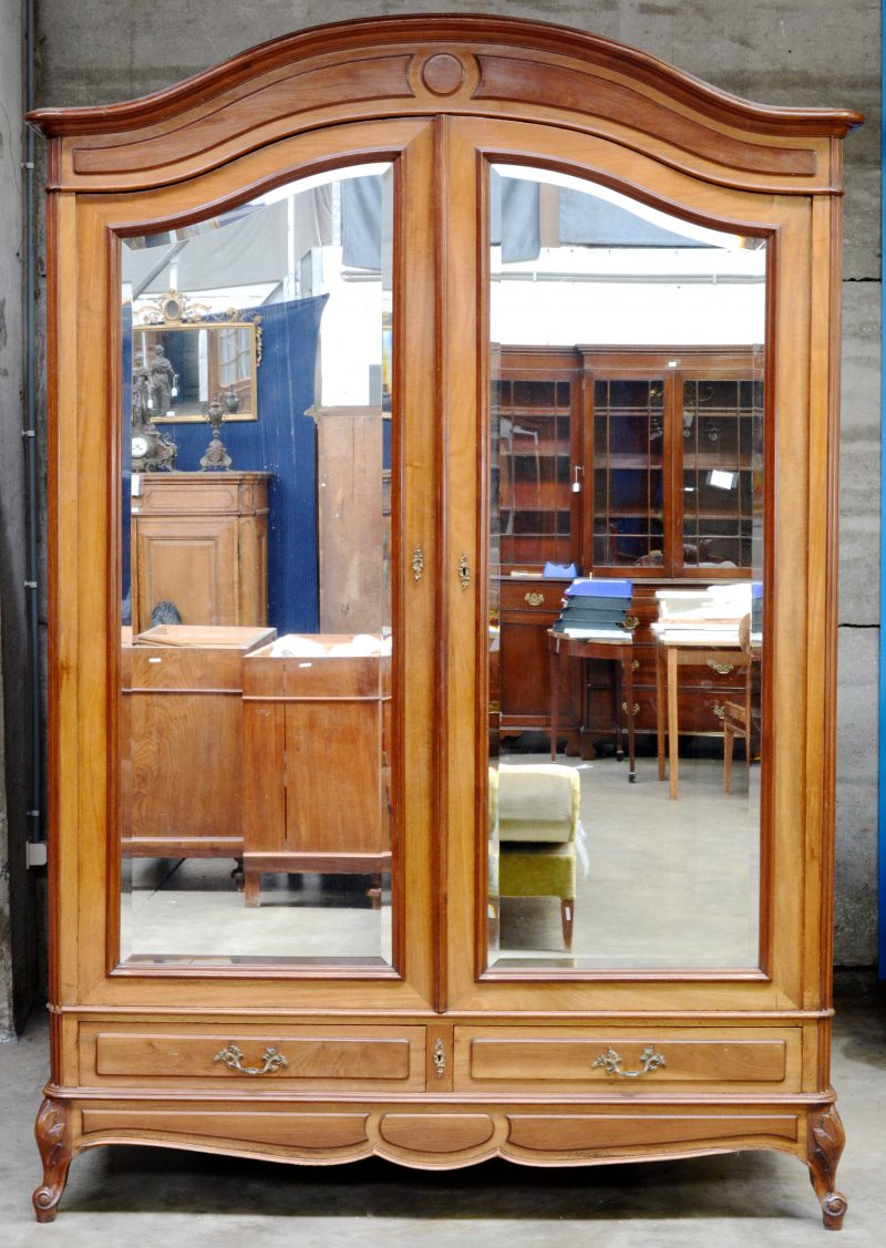 Een kleerkast van mahonie met twee spiegeldeuren en twee laden. Omstreeks 1900.