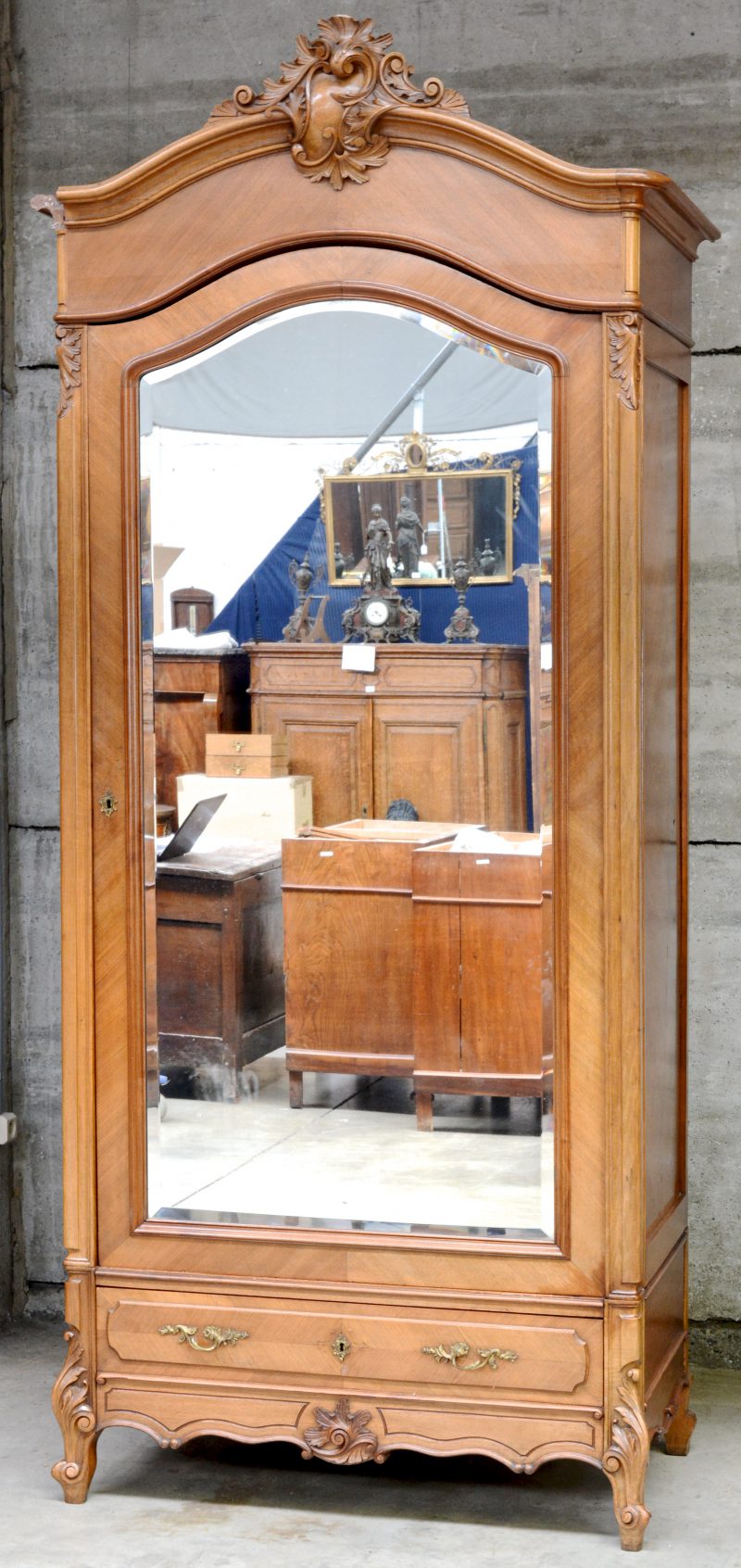 Eéndeurs spiegelkast van mahonie in Louis-Philippestijl. Omstreeks 1900.