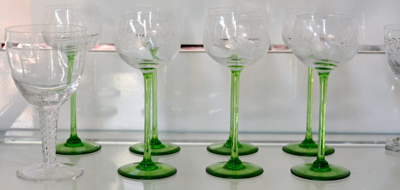 Een reeks van zeven Elzas wijnglazen. Bijgevoegd een gegraveerd kirstallen glas naar aanleiding van de troonsbestijging van Koning Elizabeth II