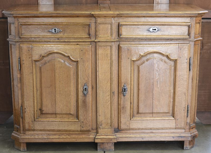 Een eikenhouten buffetkast met twee gemoulureerde deuren onder twee deuren. Omstreeks 1800.