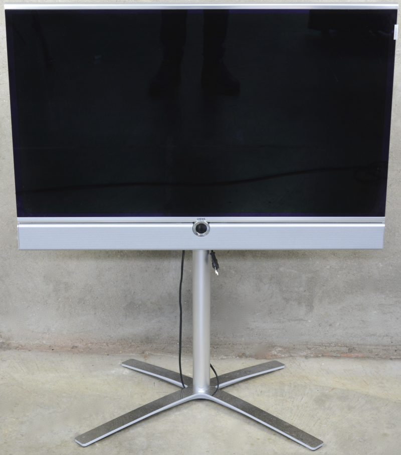 Een LCD-televisie met schermdiagonaal van 101 cm. Met soundbar en op voet.