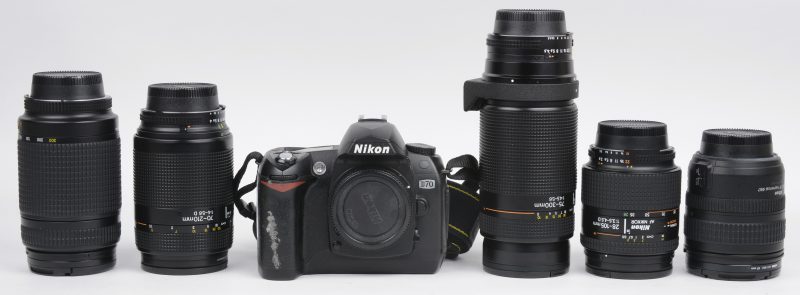 Een digitale spiegelreflexcamera model D70 met lenzen:- Nikon 70-210mm f/4-5.6 NIKKOR AF and AF-D (1987-2000)- Nikon AF Nikkor 70-300mm f/4-5.6D ED- Nikon 28-105mm f/3.5-4.5 AF-D NIKKOR (1998-2006)- Nikon 75-300mm FX f/4.5-5.6 AF (1989-1999)- Nikon 18-70mm f/3.5-4.5 AF-S DX