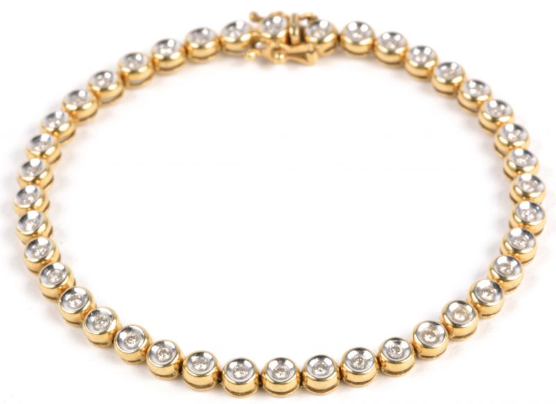Een 18 karaats geel gouden armband bezet met diamanten met een gezamenlijk gewicht van ± 1,50 ct.