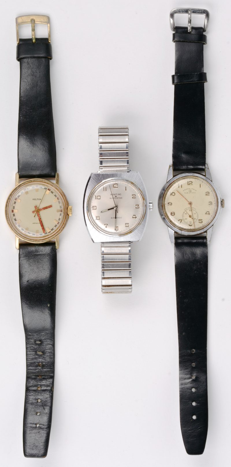 Drie vintage mechanische horloges, waarvan een Pontiac Supporter, een Kelton en een Grand Prix Election.
