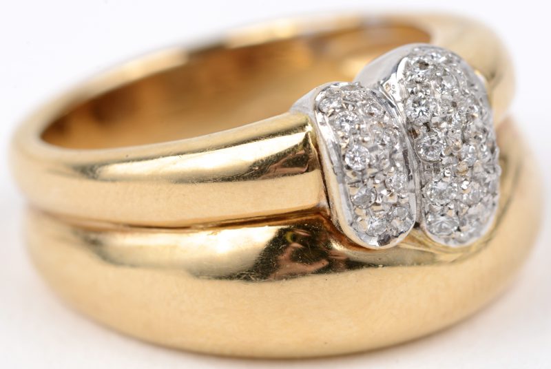 Een 18 karaats geel gouden ring bezet met diamanten met een gezamenlijk gewicht van ± 0,25 ct.