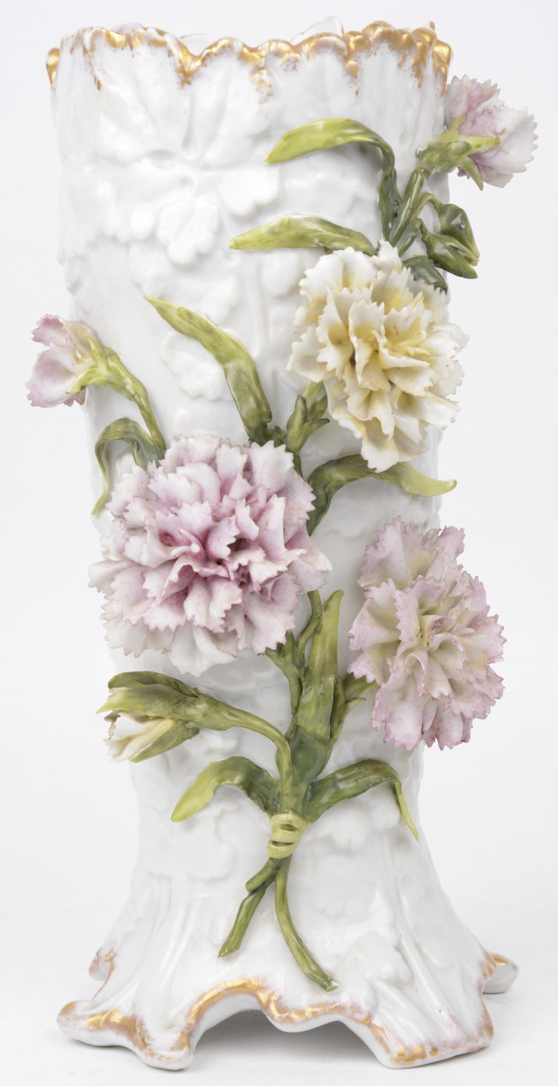 Een siervaas van meerkleurig en verguld porselein, versierd met bloemen in hoogreliëf. Onderaan gemerkt.